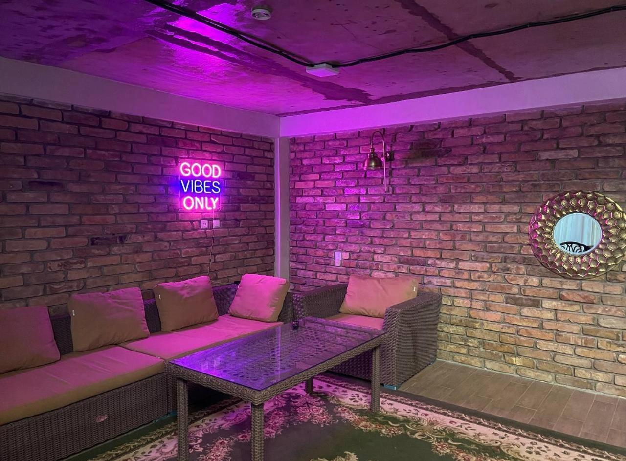 Local Hotel Tashkent Esterno foto